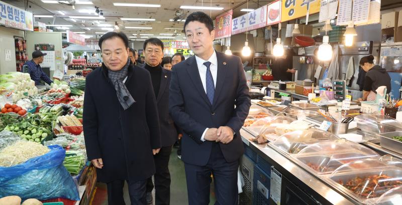 김진경 의장 연말 경기 살리기 통큰세일 행사 (시흥 정왕시장)_10