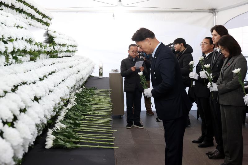 경기도의희 더불어민주당 최종현 대표의원등 제주항공 여객기사고 희생자 합동분향소 조문_3