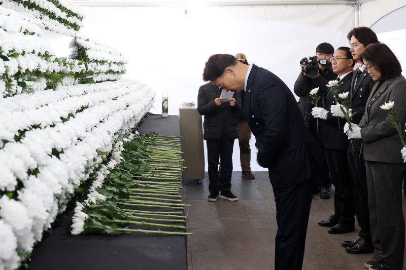 경기도의희 더불어민주당 최종현 대표의원등 제주항공 여객기사고 희생자 합동분향소 조문_5