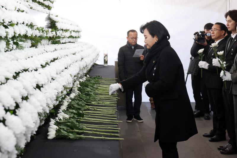 경기도의희 더불어민주당 최종현 대표의원등 제주항공 여객기사고 희생자 합동분향소 조문_6