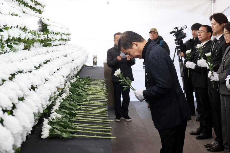 경기도의희 더불어민주당 최종현 대표의원등 제주항공 여객기사고 희생자 합동분향소 조문_9