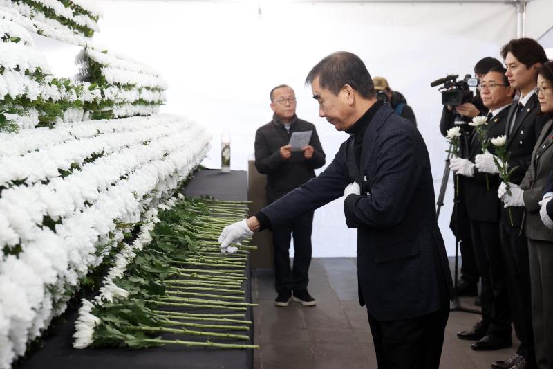 경기도의희 더불어민주당 최종현 대표의원등 제주항공 여객기사고 희생자 합동분향소 조문_10