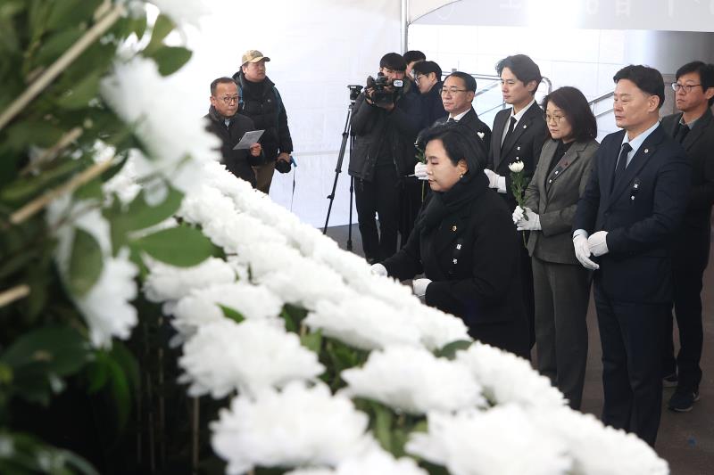 경기도의희 더불어민주당 최종현 대표의원등 제주항공 여객기사고 희생자 합동분향소 조문_3