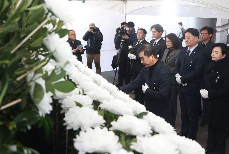 경기도의희 더불어민주당 최종현 대표의원등 제주항공 여객기사고 희생자 합동분향소 조문_4