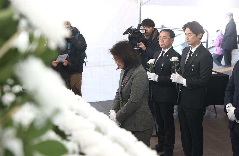 경기도의희 더불어민주당 최종현 대표의원등 제주항공 여객기사고 희생자 합동분향소 조문_6