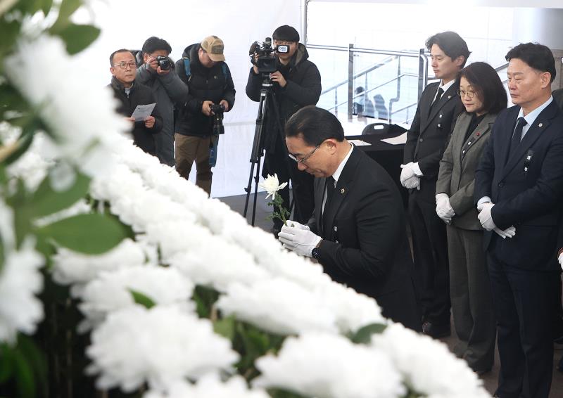 경기도의희 더불어민주당 최종현 대표의원등 제주항공 여객기사고 희생자 합동분향소 조문_8