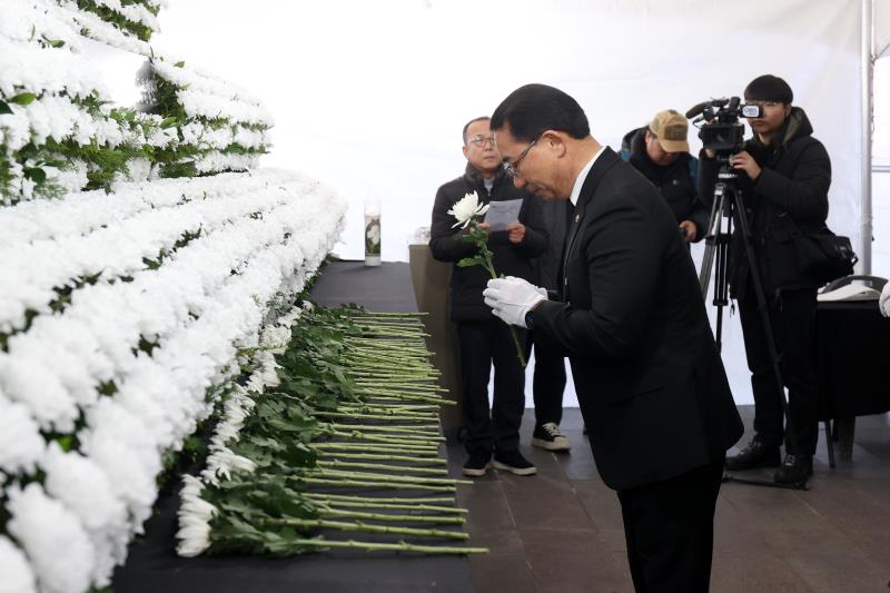 제주항공 여객기사고 희생자 합동분향소 조문_4