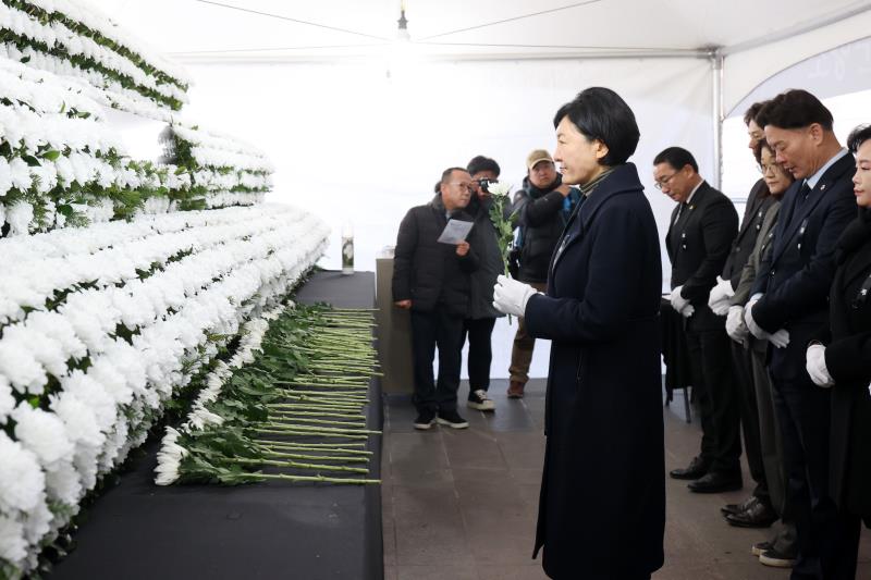 제주항공 여객기사고 희생자 합동분향소 조문_4