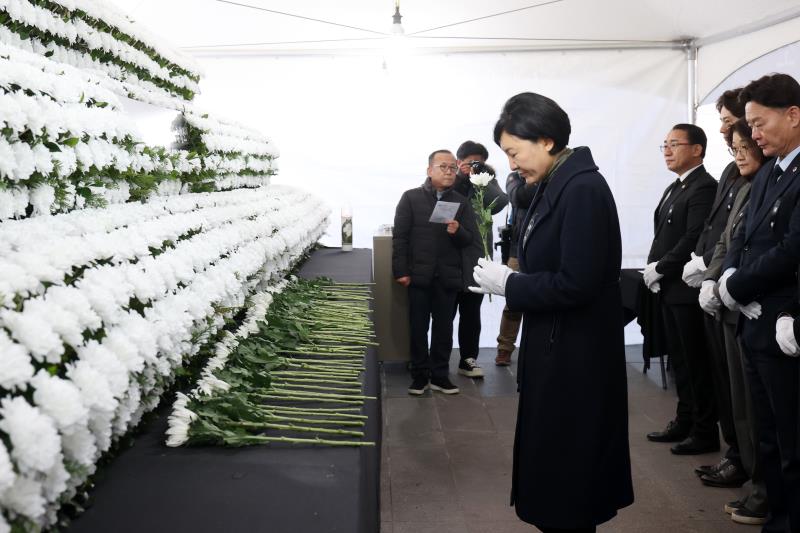 제주항공 여객기사고 희생자 합동분향소 조문_5