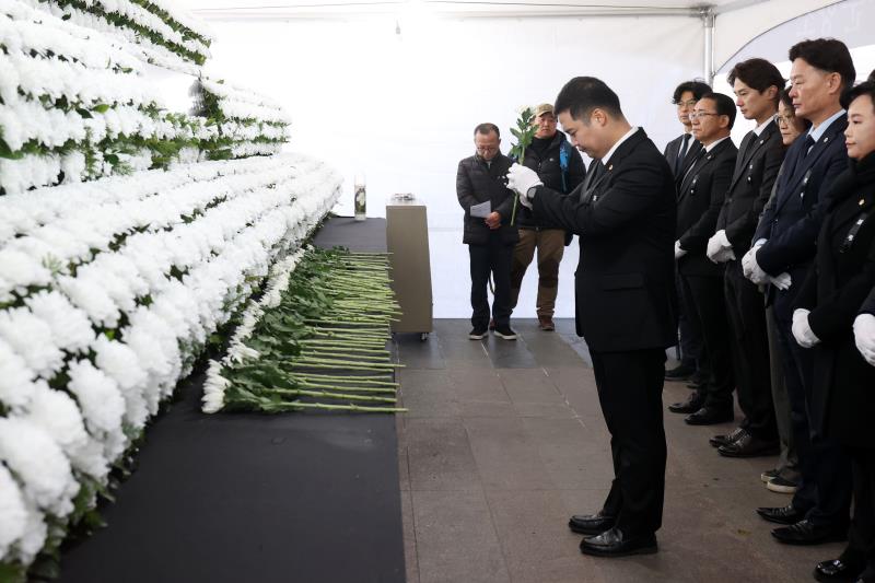 제주항공 여객기사고 희생자 합동분향소 조문_4