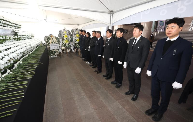 국민의힘 대표단 현충탑 참배 및 제주 항공 사고 합동 분향_9