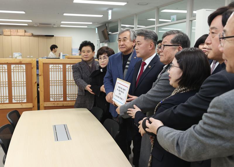 경기도의회 국민의힘, 이재명 대표 관련 촉구 건의안 제출_3