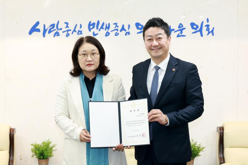 경기도의회 조례시행추진관리단 위원 위촉식 및 현판 제막식_5