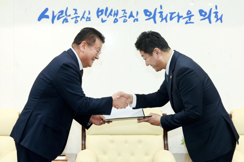 경기도의회 조례시행추진관리단 위원 위촉식 및 현판 제막식_7