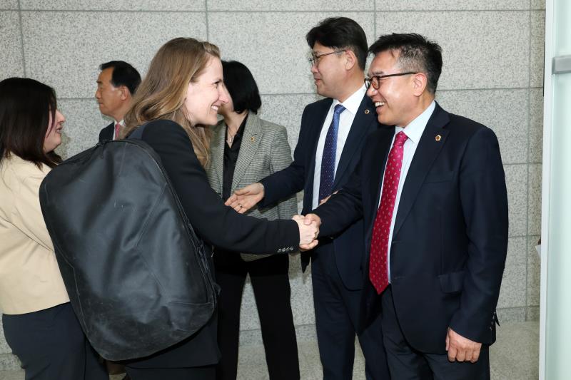 경기도의회 미래과학협력위원회 세계경제포럼(WEF) 관계자 접견 및 의회견학_2
