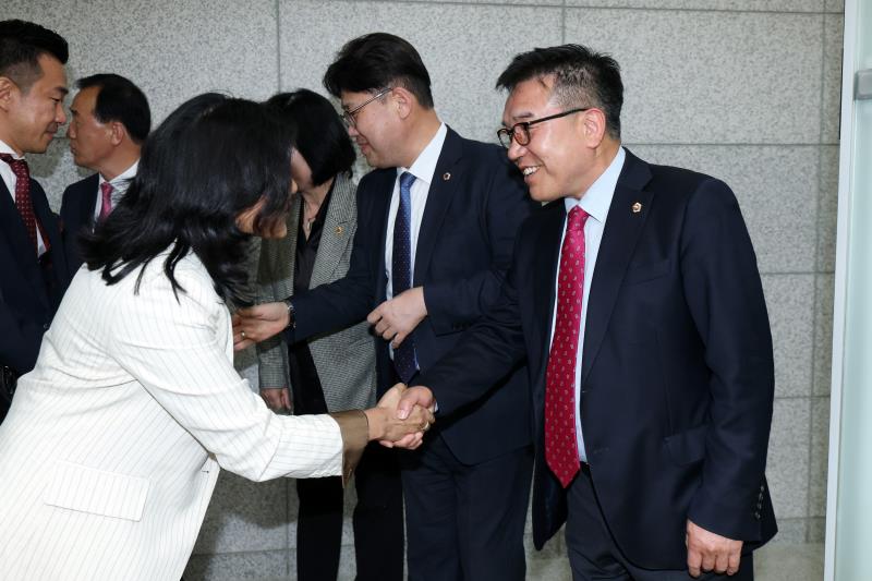 경기도의회 미래과학협력위원회 세계경제포럼(WEF) 관계자 접견 및 의회견학_3