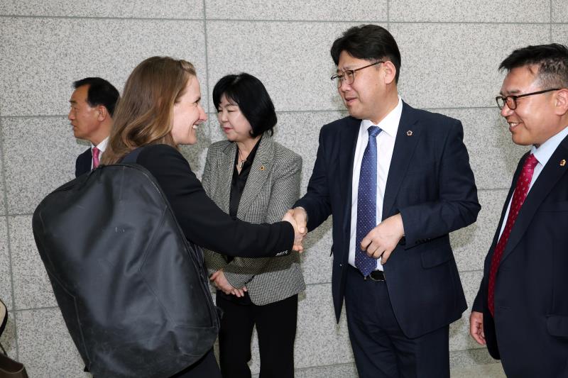 경기도의회 미래과학협력위원회 세계경제포럼(WEF) 관계자 접견 및 의회견학_2