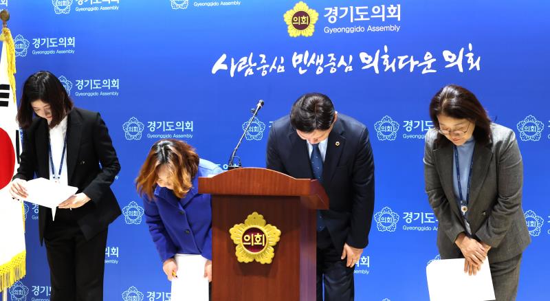 교섭단체 더불어민주당 입장문 발표 기자회견_6