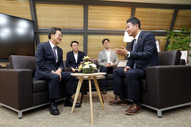 김진경 의장 김동연 도지사 접견_4