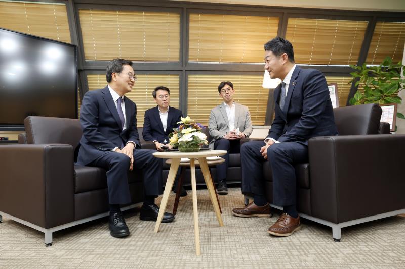 김진경 의장 김동연 도지사 접견_5