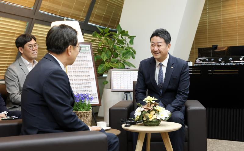 김진경 의장 김동연 도지사 접견_6