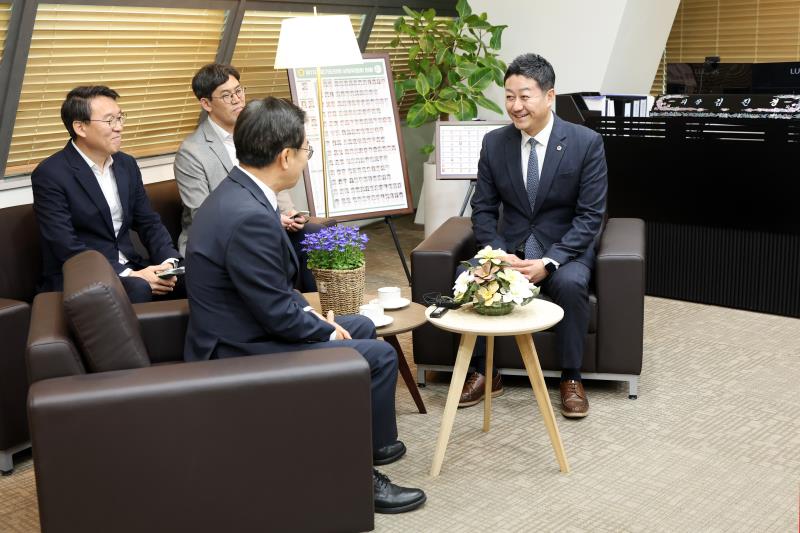 김진경 의장 김동연 도지사 접견_8