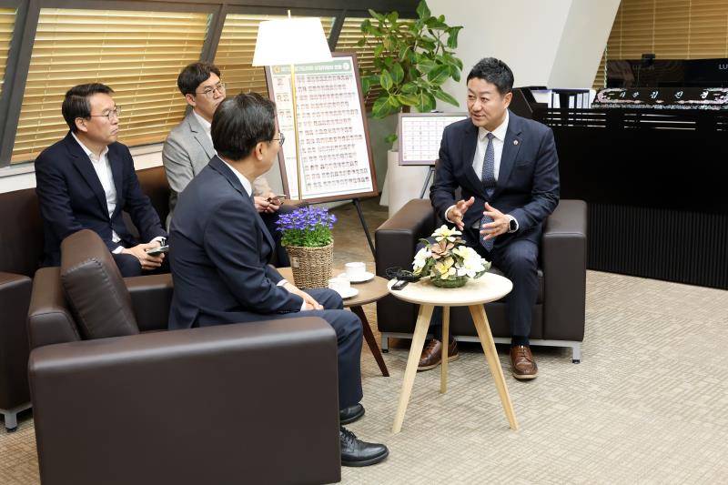 김진경 의장 김동연 도지사 접견_9