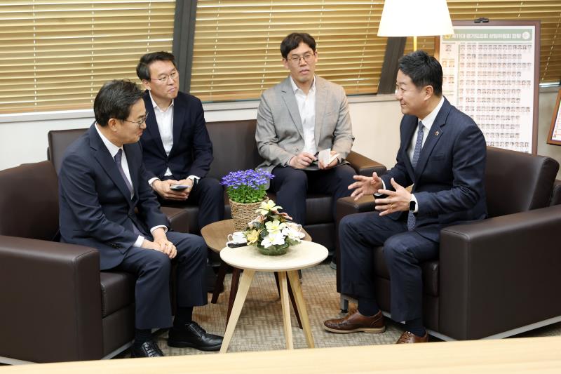 김진경 의장 김동연 도지사 접견_10