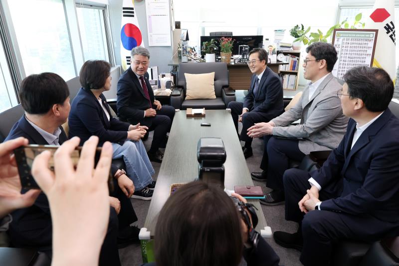 김정호 대표의원, 이애형 교행위원장, 김영기 의원 김동연 도지사 접견_2