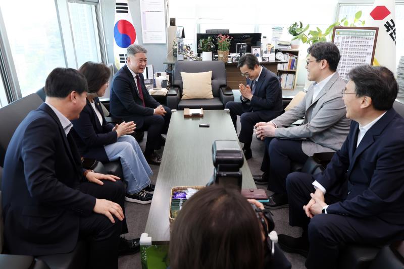 김정호 대표의원, 이애형 교행위원장, 김영기 의원 김동연 도지사 접견_3