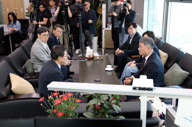 김정호 대표의원, 이애형 교행위원장, 김영기 의원 김동연 도지사 접견_5