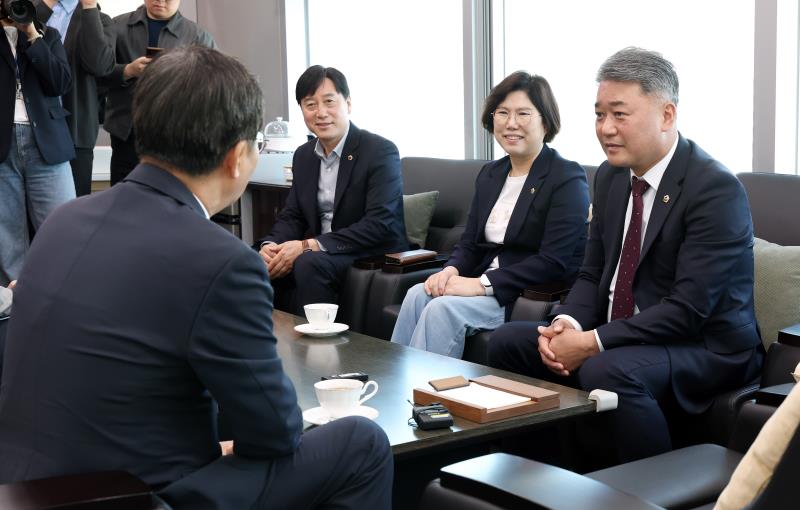 김정호 대표의원, 이애형 교행위원장, 김영기 의원 김동연 도지사 접견_6