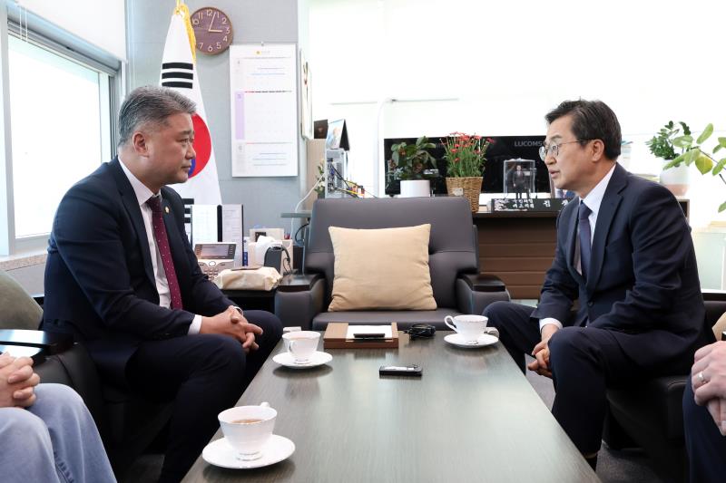 김정호 대표의원, 이애형 교행위원장, 김영기 의원 김동연 도지사 접견_7