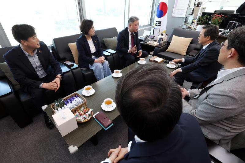 김정호 대표의원, 이애형 교행위원장, 김영기 의원 김동연 도지사 접견_9