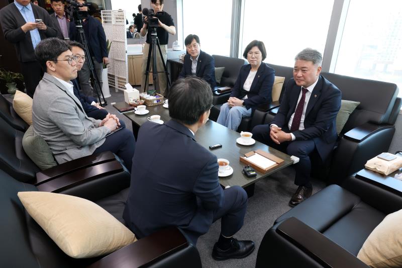김정호 대표의원, 이애형 교행위원장, 김영기 의원 김동연 도지사 접견_10