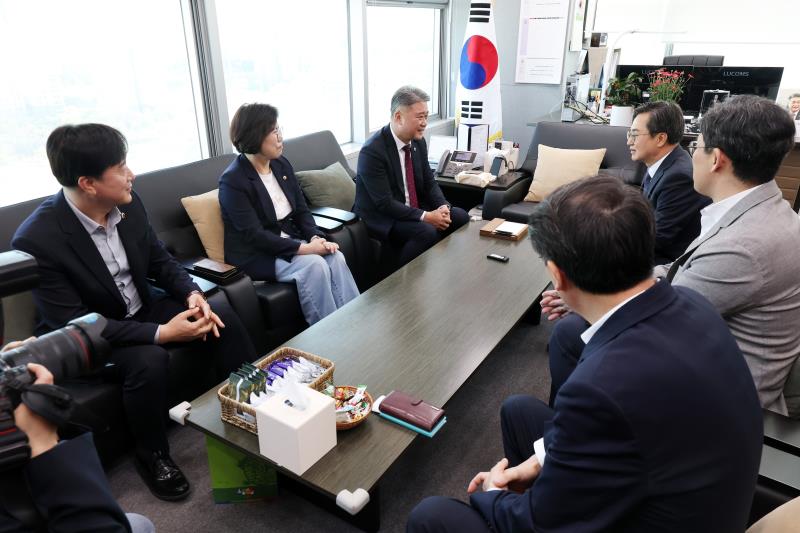 김정호 대표의원, 이애형 교행위원장, 김영기 의원 김동연 도지사 접견_5