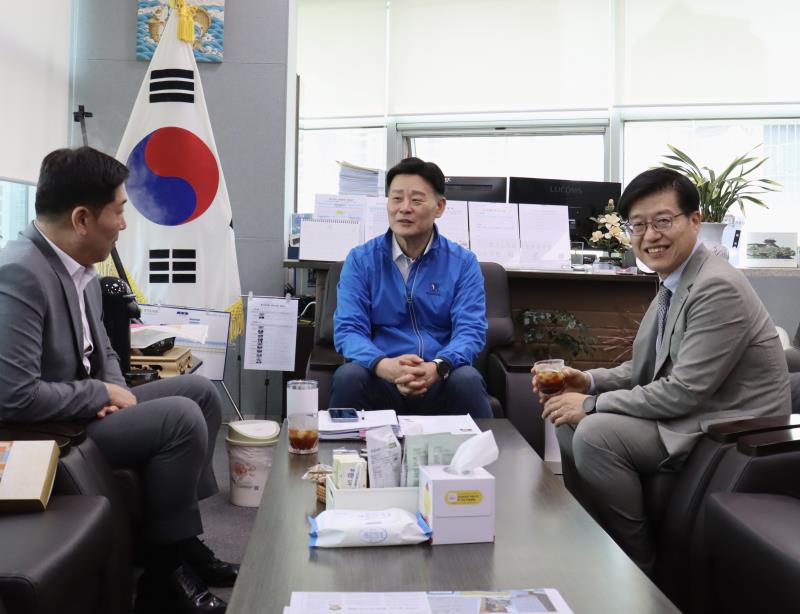 최종현 대표의원 신임 김대순 행정2부지사 접견