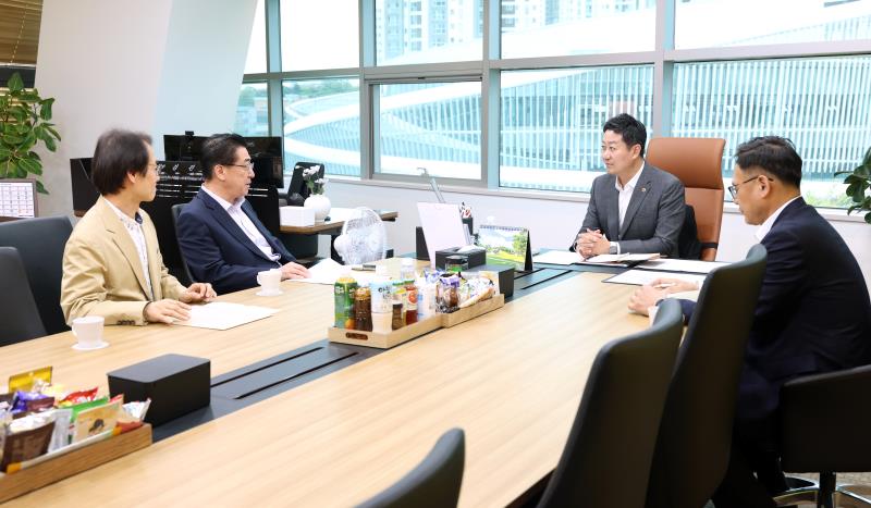 김진경 의장 일간경기 김인창 국장 등 면담_3