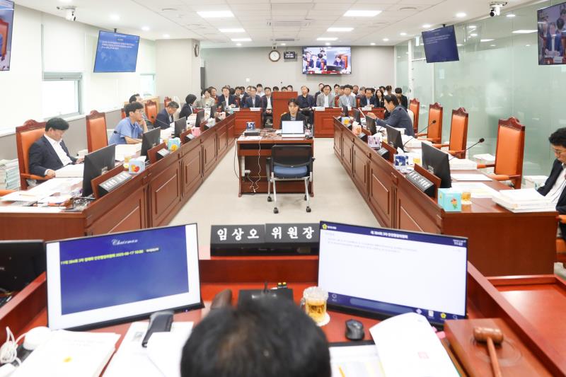 제384회 임시회 제3차 안전행정위원회 사진 8