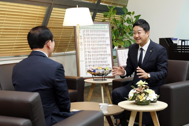 김진경 의장 김덕현 연천군수 접견_8