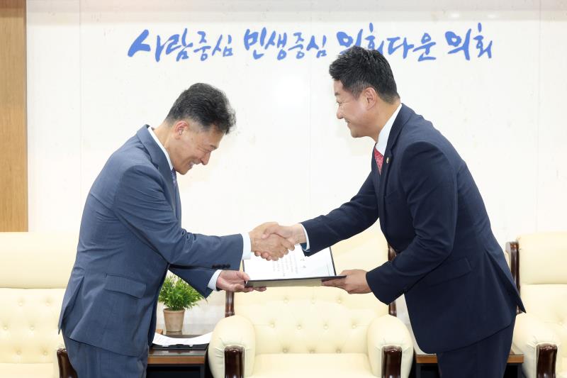 명예퇴직 및 공로연수자 임용장 및 공로패 수여식_10
