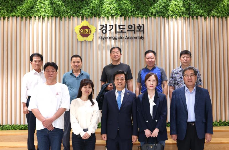 여가 문형근 위원장님 및 사무처장 손님 의회방문 사진 2