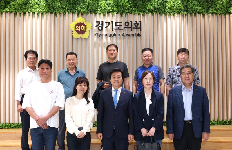 여가 문형근 위원장님 및 사무처장 손님 의회방문 사진 3