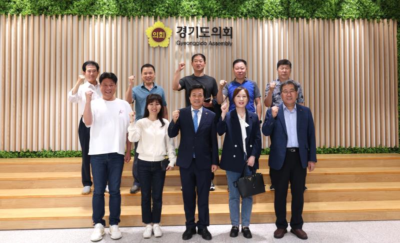 여가 문형근 위원장님 및 사무처장 손님 의회방문 사진 5