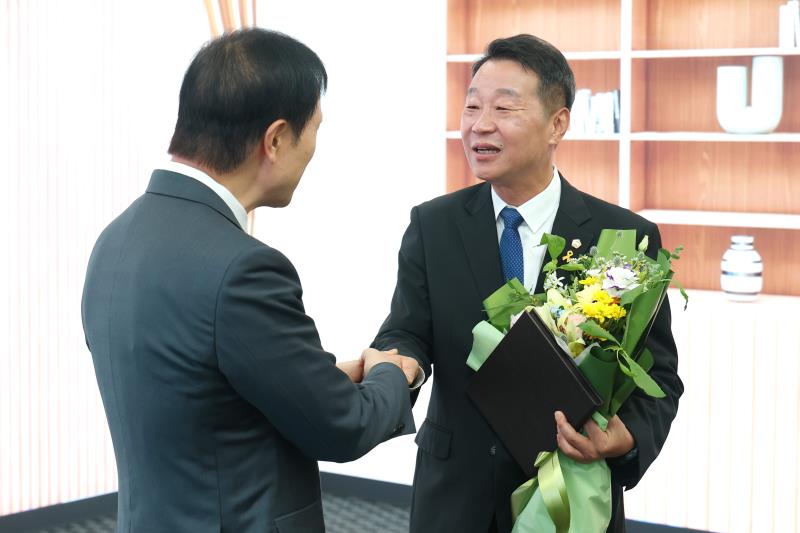 임태희 경기도교육감 강태형 경기도교육청예산결산특별위원회 위원장 감사패 증정_4