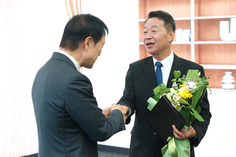 임태희 경기도교육감 강태형 경기도교육청예산결산특별위원회 위원장 감사패 증정_5