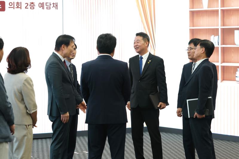 임태희 경기도교육감 강태형 경기도교육청예산결산특별위원회 위원장 감사패 증정_7