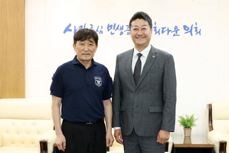 김진경 의장 이창수 청원경찰 퇴임 인사_3