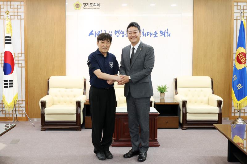 김진경 의장 이창수 청원경찰 퇴임 인사