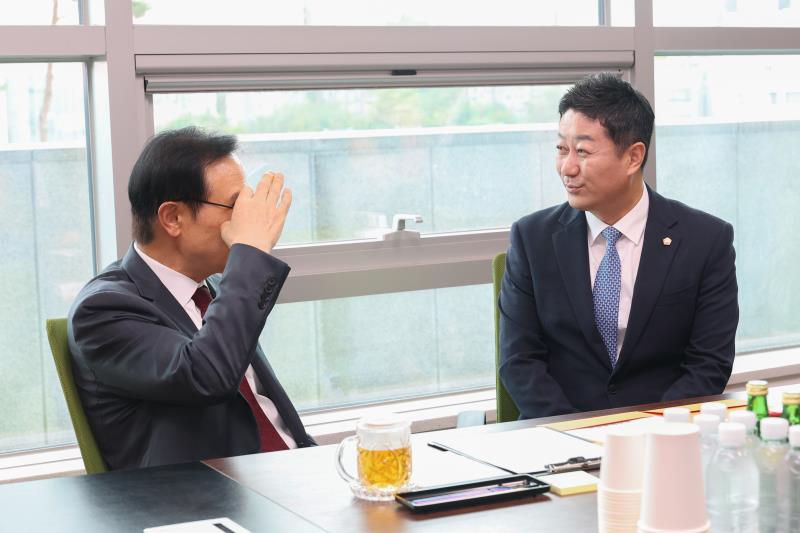 경기도의회 김진경의장 경기도지사 경기도교육감 청소원 대기실 방문_2